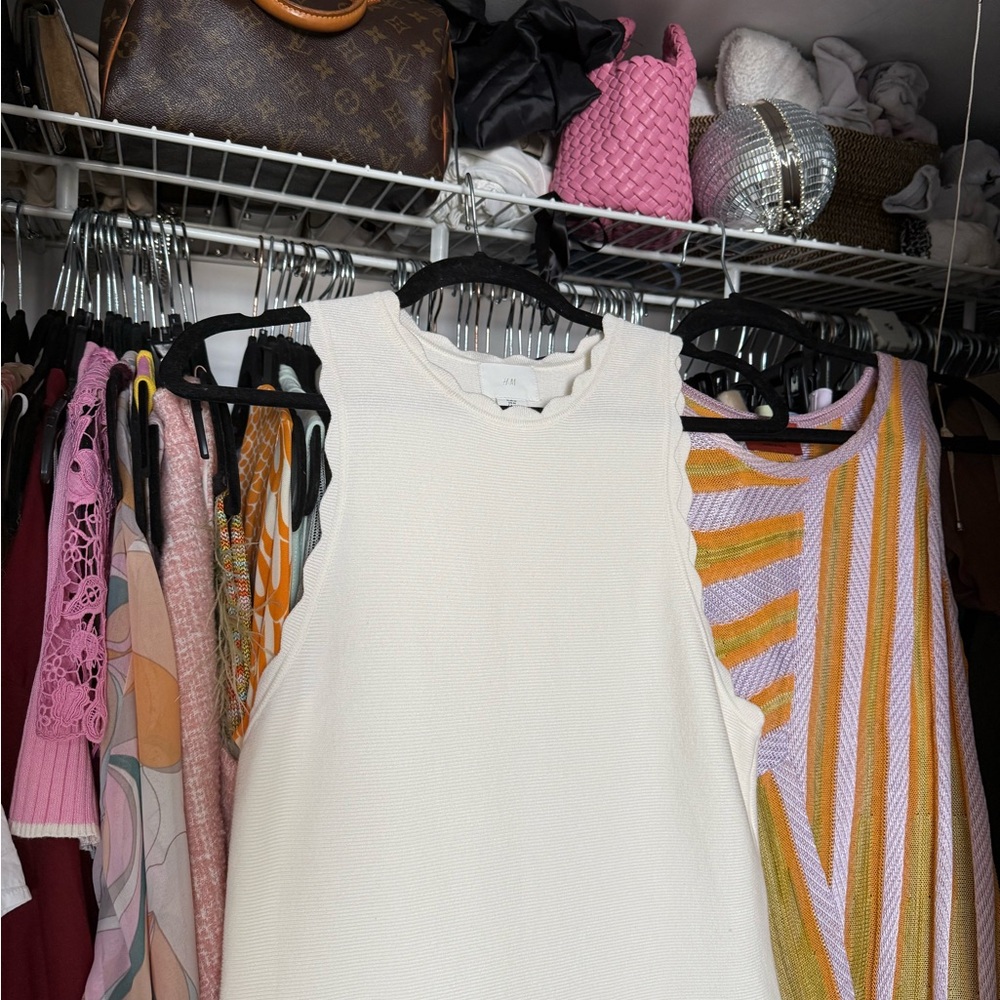 H&M SCALLOPED MINI DRESS - Picture 2 of 6